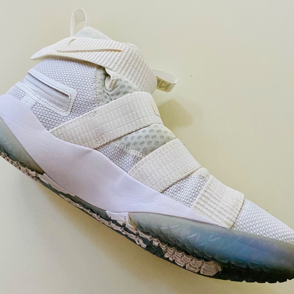 Nike LeBron Soldier 11
